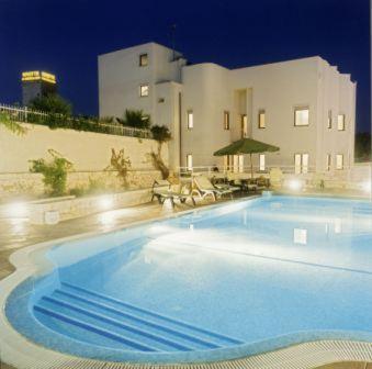 uma grande piscina em frente a um edifício em Park Hotel La Grave em Castellana Grotte