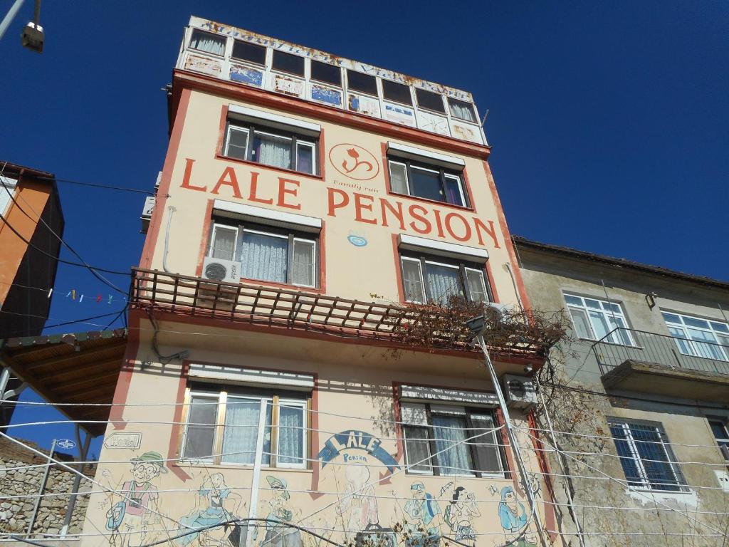 un bâtiment avec un panneau indiquant la permission du lac dans l'établissement Lale Pension, à Egirdir