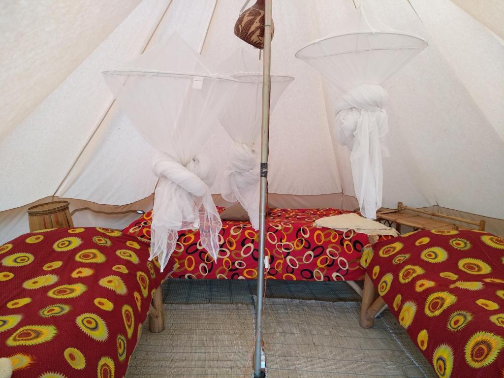 a room with two beds in a tent at INZU Lodge in Gisenyi