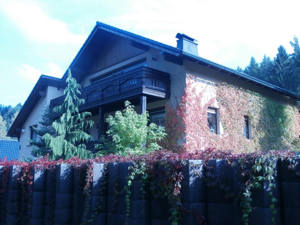 een huis met een hek ervoor bij Weineck in Nejdek