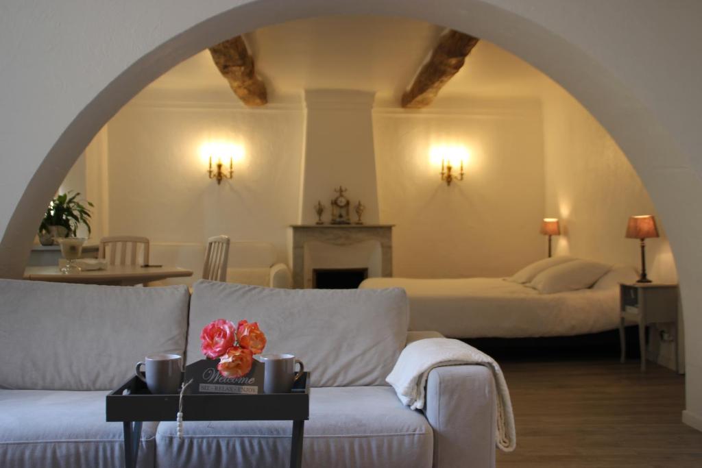 sala de estar con sofá y cama en Maison Carles BnB en La Colle-sur-Loup