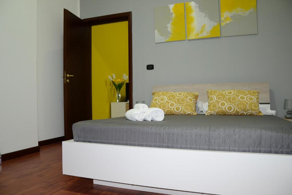 een slaapkamer met een bed met twee handdoeken erop bij Livello Uno in Reggio di Calabria