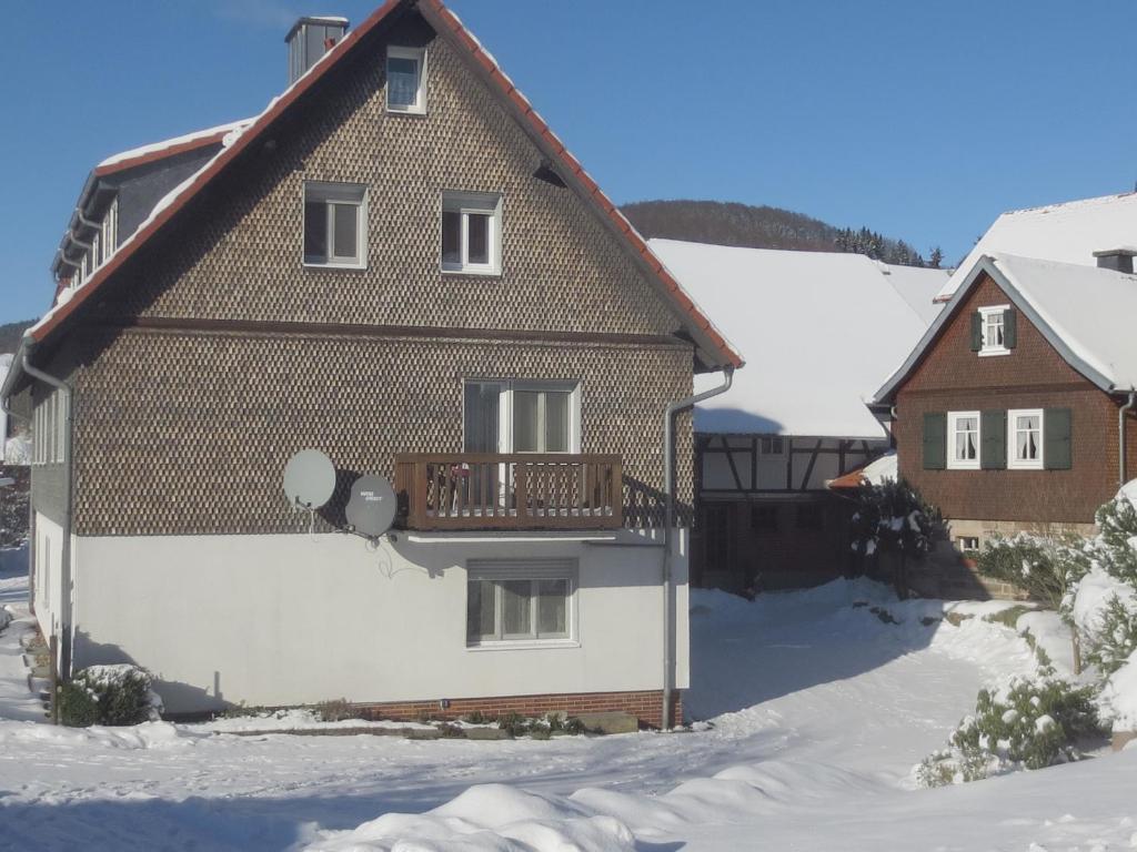 ein Haus mit Balkon im Schnee in der Unterkunft Gerlingshof in Abtsroda