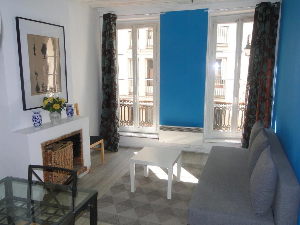 un salon avec un canapé et une table dans l'établissement Appartement NOTRE DAME, à Paris