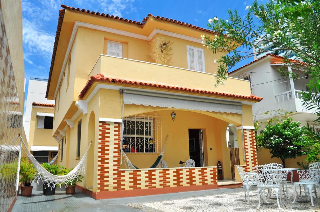 una casa amarilla con un patio delante en Pousada Acácia da Barra, en Salvador