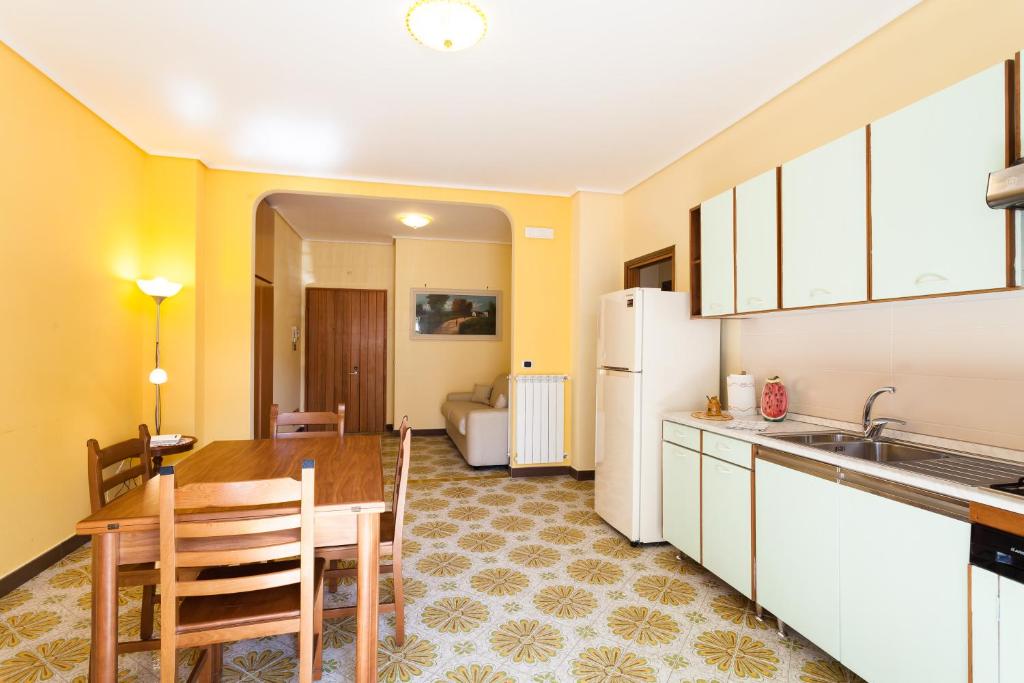 Kuchyňa alebo kuchynka v ubytovaní Sorrento Central Flats