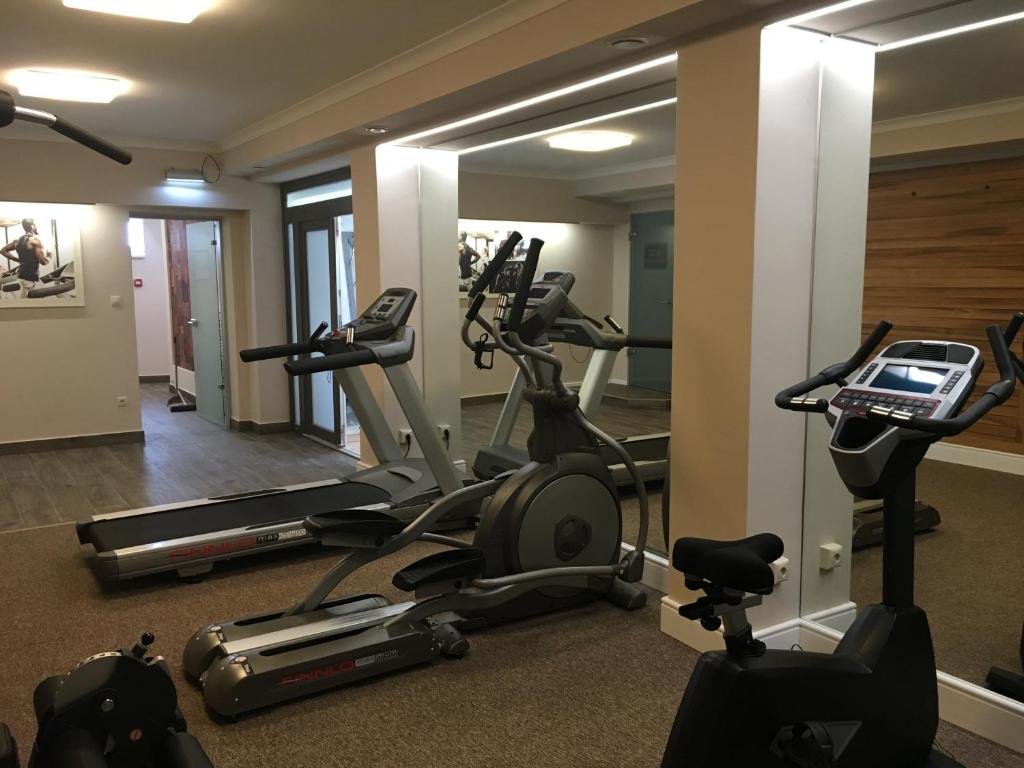 Posilňovňa alebo fitness centrum v ubytovaní Nimród Hotel és Ètterem
