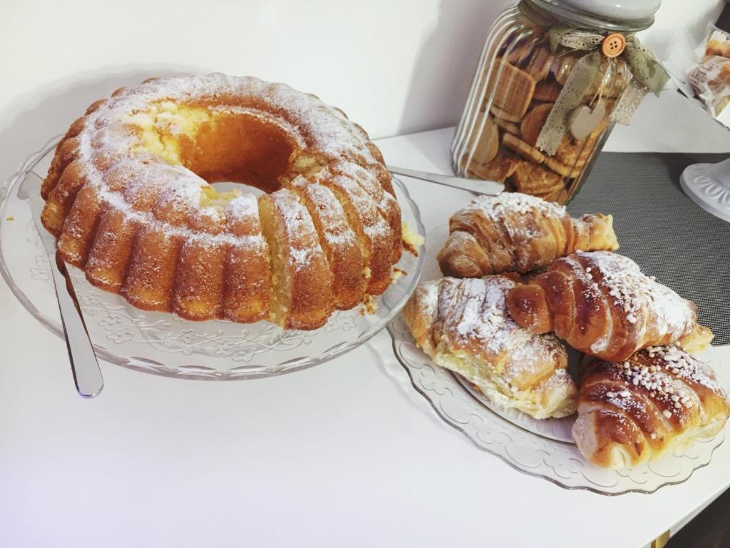 einen Tisch mit 2 Platten Gebäck und Kuchen in der Unterkunft B&B Plebiscito central suite in Neapel