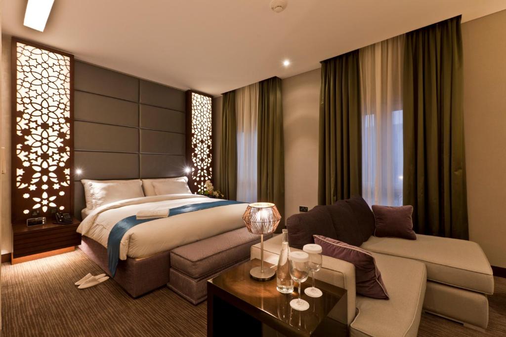 Postel nebo postele na pokoji v ubytování Zubarah Hotel