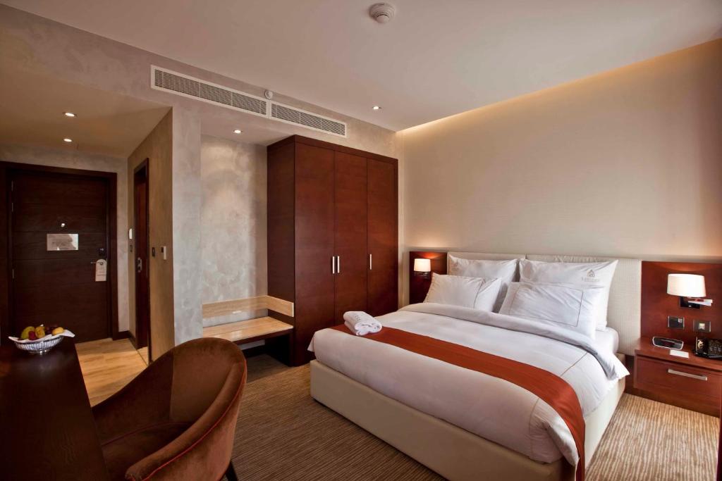 Postel nebo postele na pokoji v ubytování Zubarah Hotel