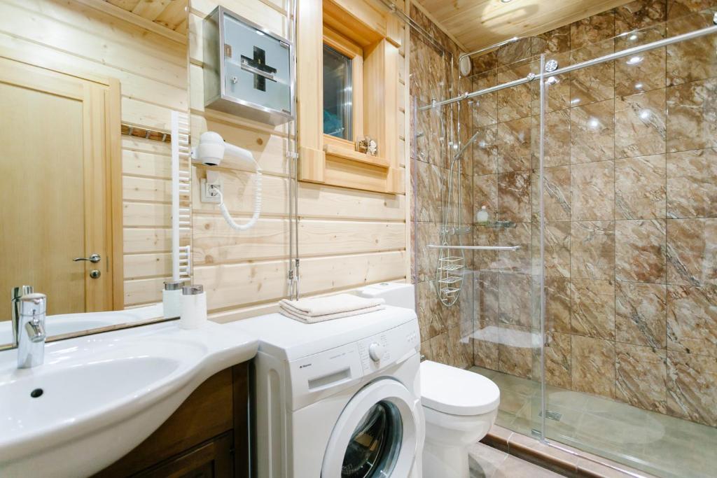 a bathroom with a sink and a washing machine at Baza otdiha Lesnaya Obitel in Roshchino