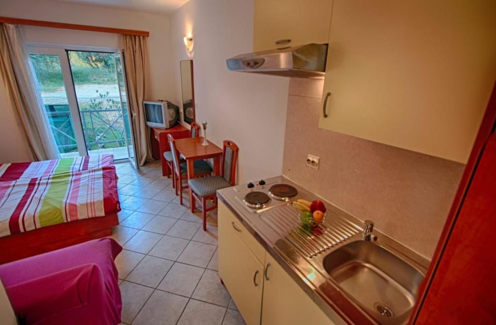 Kuchyň nebo kuchyňský kout v ubytování Rosemary Apartments & Rooms