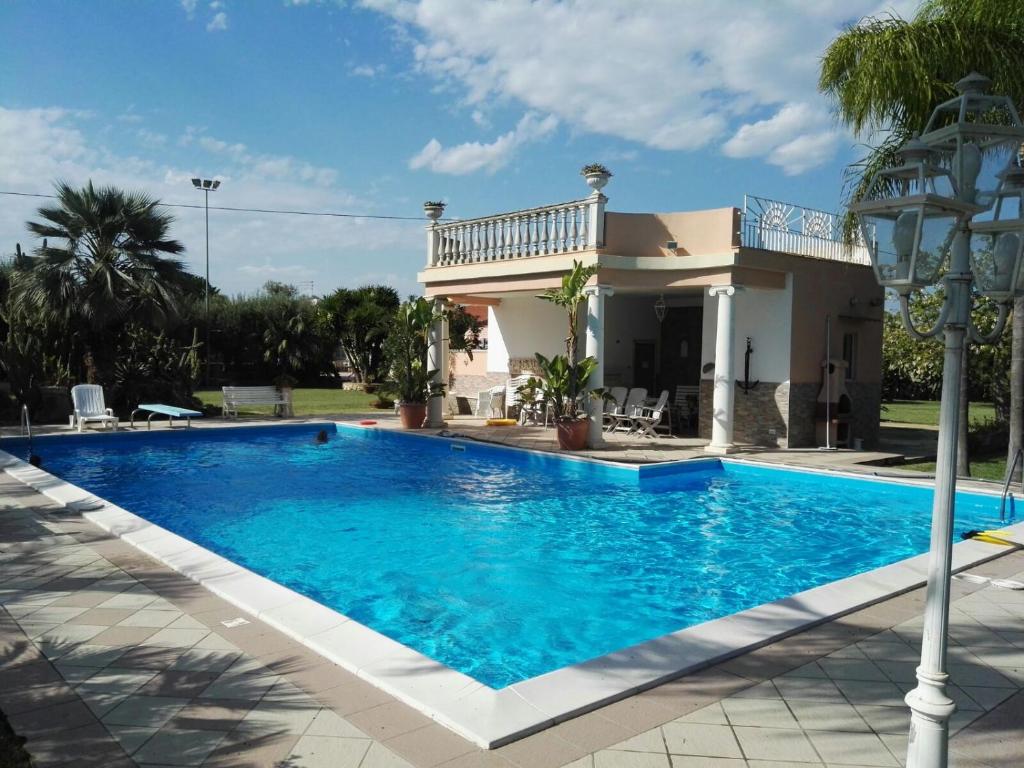 - une piscine en face d'une villa dans l'établissement Tempio di Giove Park, à Syracuse