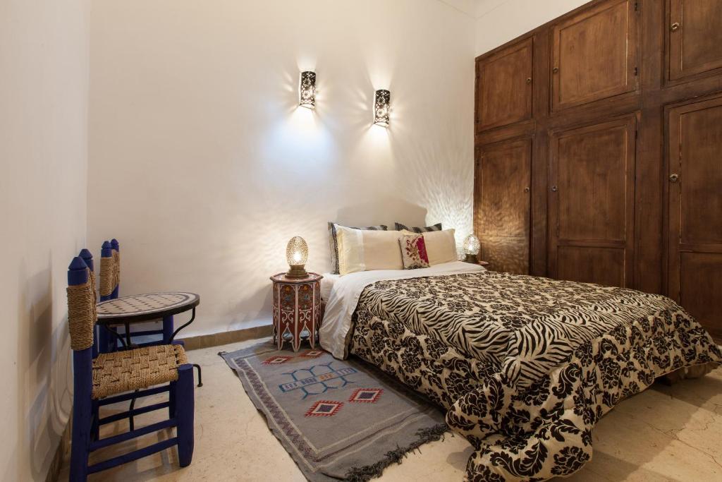 Un pat sau paturi într-o cameră la Riad Thycas