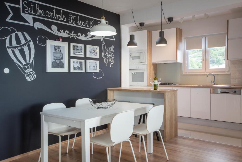 Kuchyň nebo kuchyňský kout v ubytování Apartment Penthouse Mak