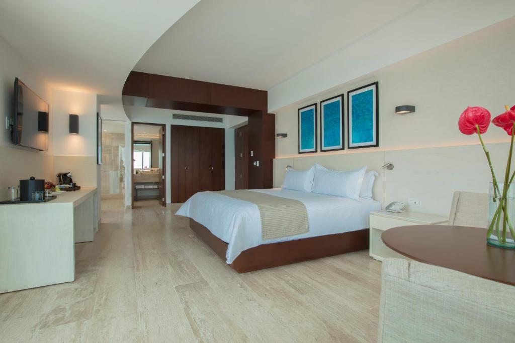 Postel nebo postele na pokoji v ubytování Krystal Grand Cancun All Inclusive