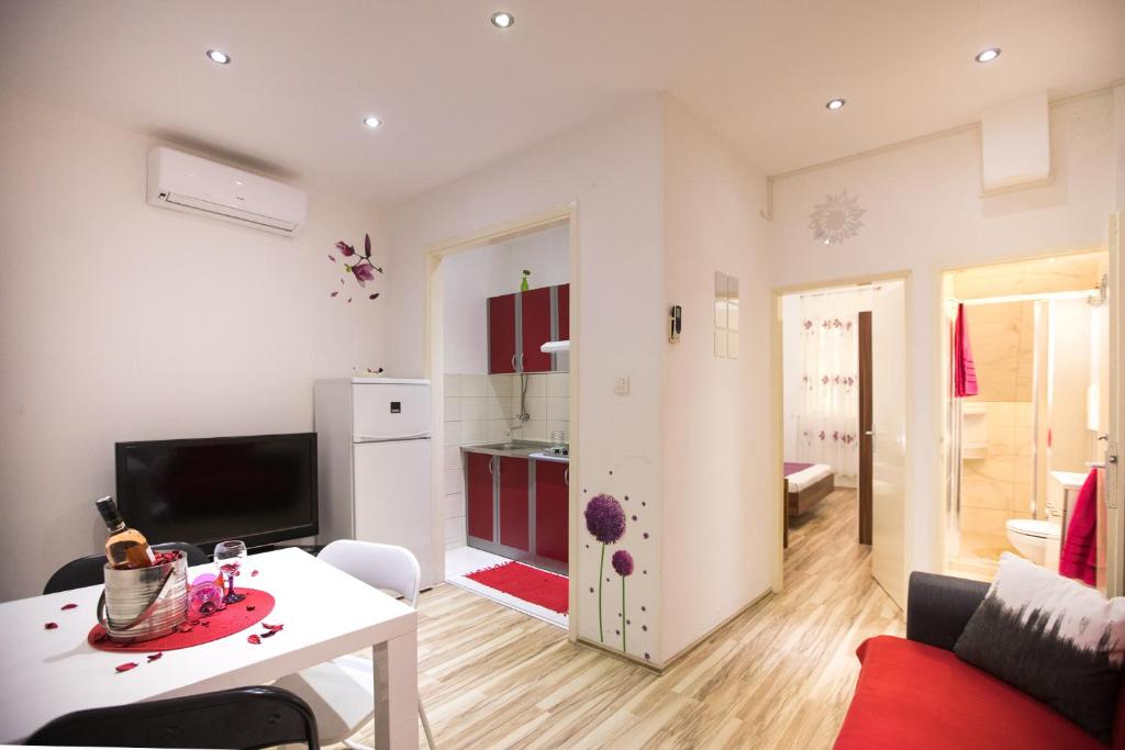 Il comprend un salon avec une table et une cuisine. dans l'établissement Apartment La Mirage, à Dubrovnik
