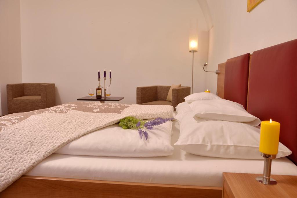 Postel nebo postele na pokoji v ubytování Hotel Altes Kloster