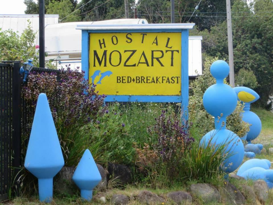 un cartello per un ospedale davanti a un cartello di Hostal y Cabañas Mozart a Puerto Montt