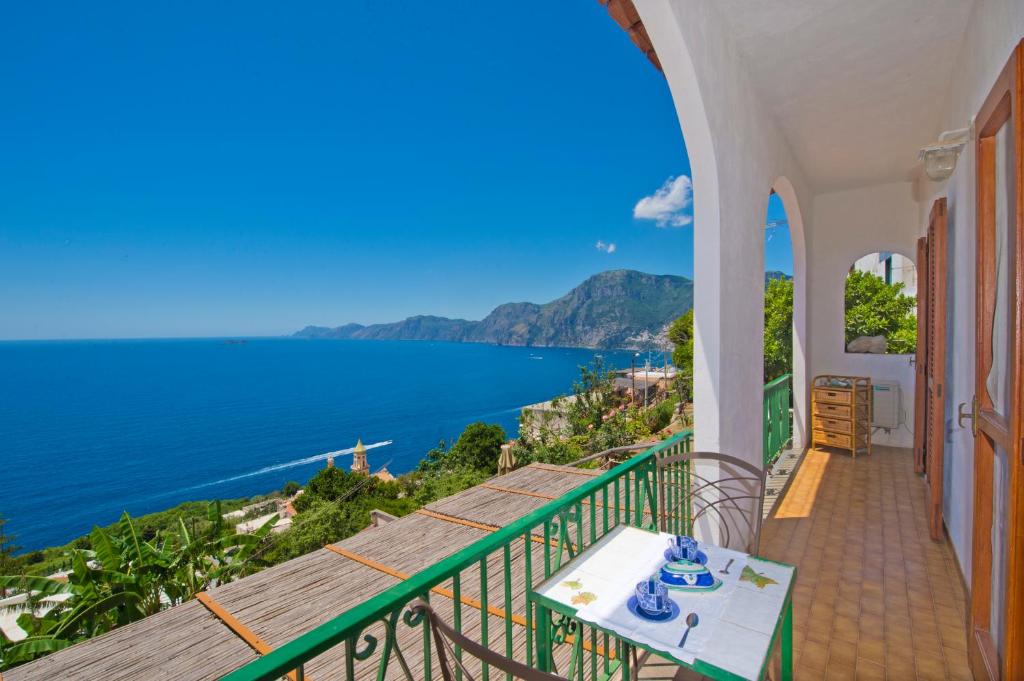 balcone con vista sull'oceano di Mon Amour Praiano a Praiano