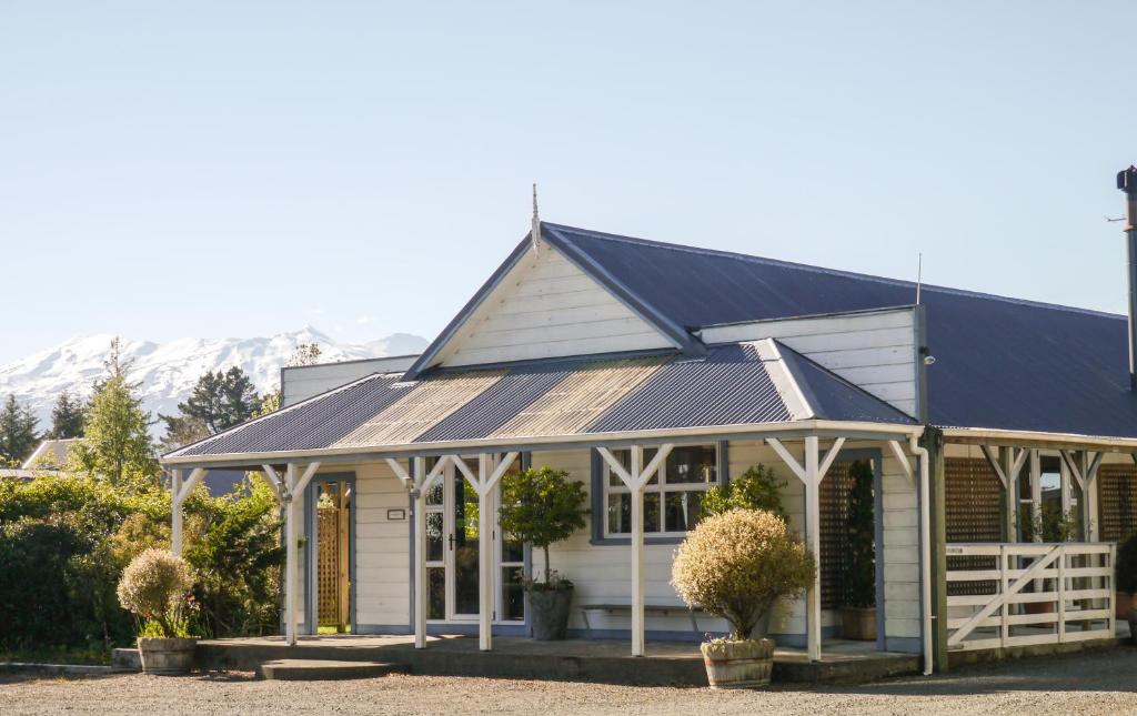 una casa blanca con techo negro en Tongariro Crossing Lodge en National Park