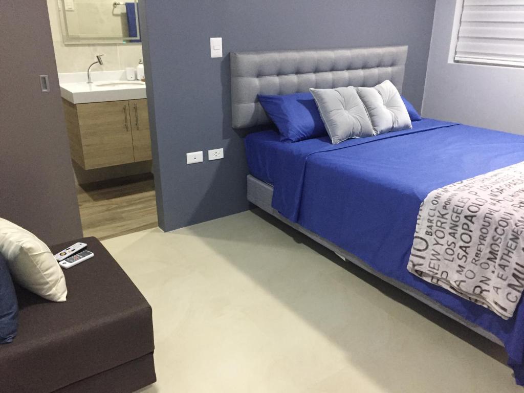 1 dormitorio con cama y sofá en PP suite en Guayaquil