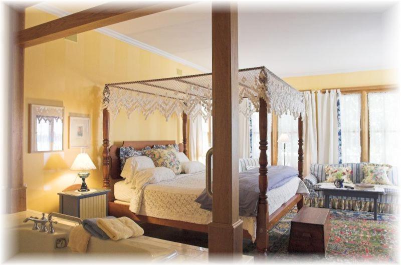 Postel nebo postele na pokoji v ubytování White Lace Inn