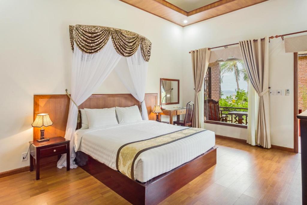 Postel nebo postele na pokoji v ubytování Gold Coast Phu Quoc Beach Resort