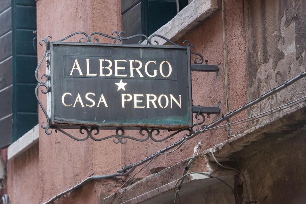 a sign for albergo casa peroni on a building at Albergo Casa Peron in Venice