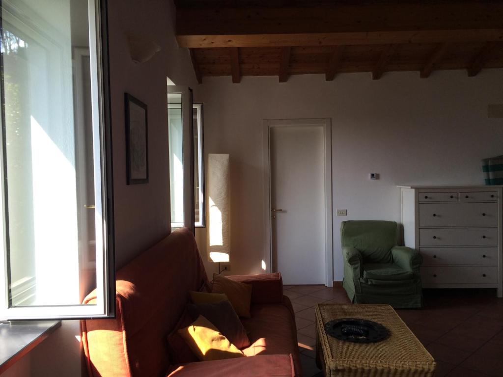 A seating area at Dolcevia