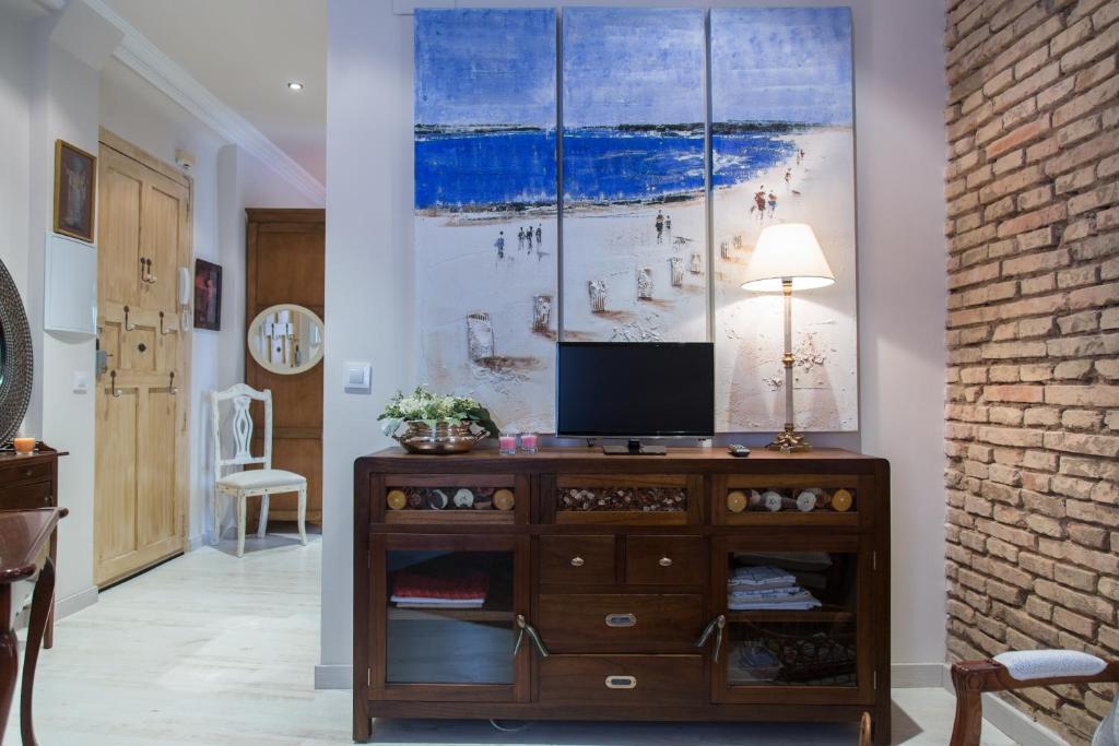 uma sala de estar com televisão num armário de madeira em Apartamento en Casco Antiguo em Logroño