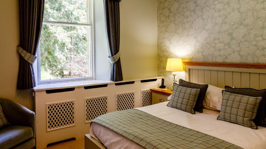 Postel nebo postele na pokoji v ubytování Tor-Na-Coille Hotel