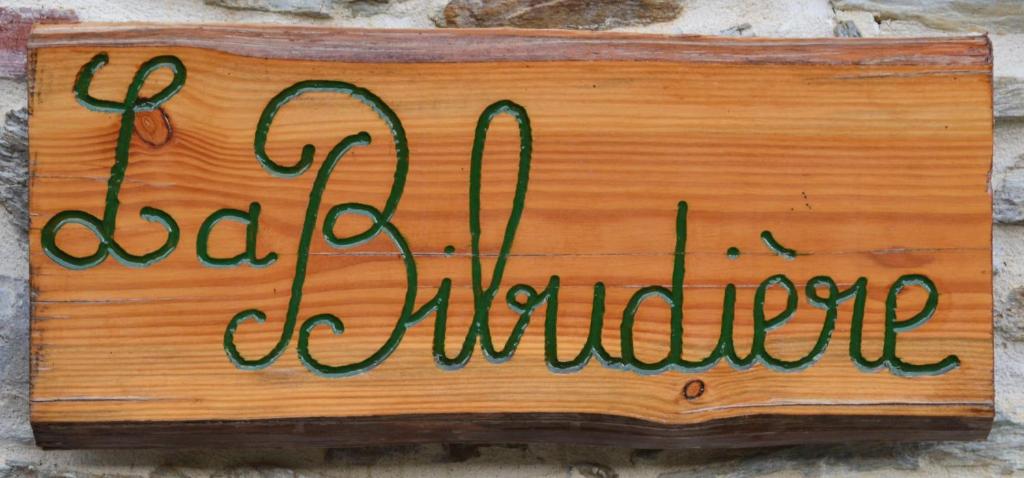 una señal con las palabras buena actitud escrita en ella en Gîtes de la Bibudière en Le Boupère