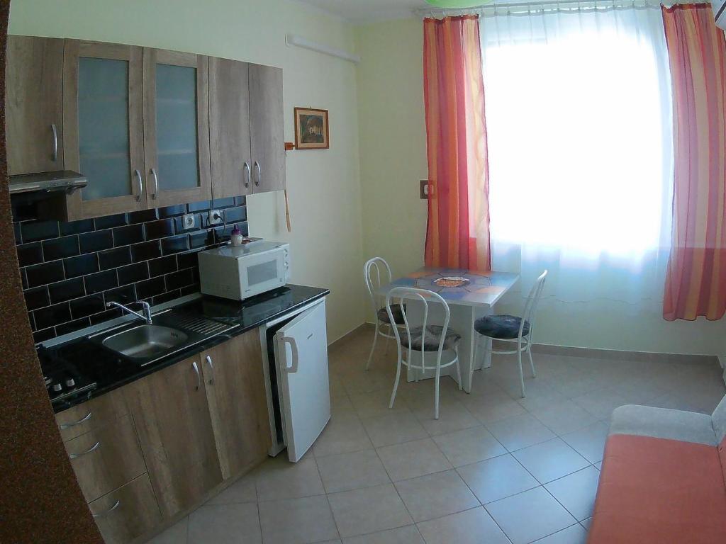 Kuchyň nebo kuchyňský kout v ubytování Szlavi Apartman