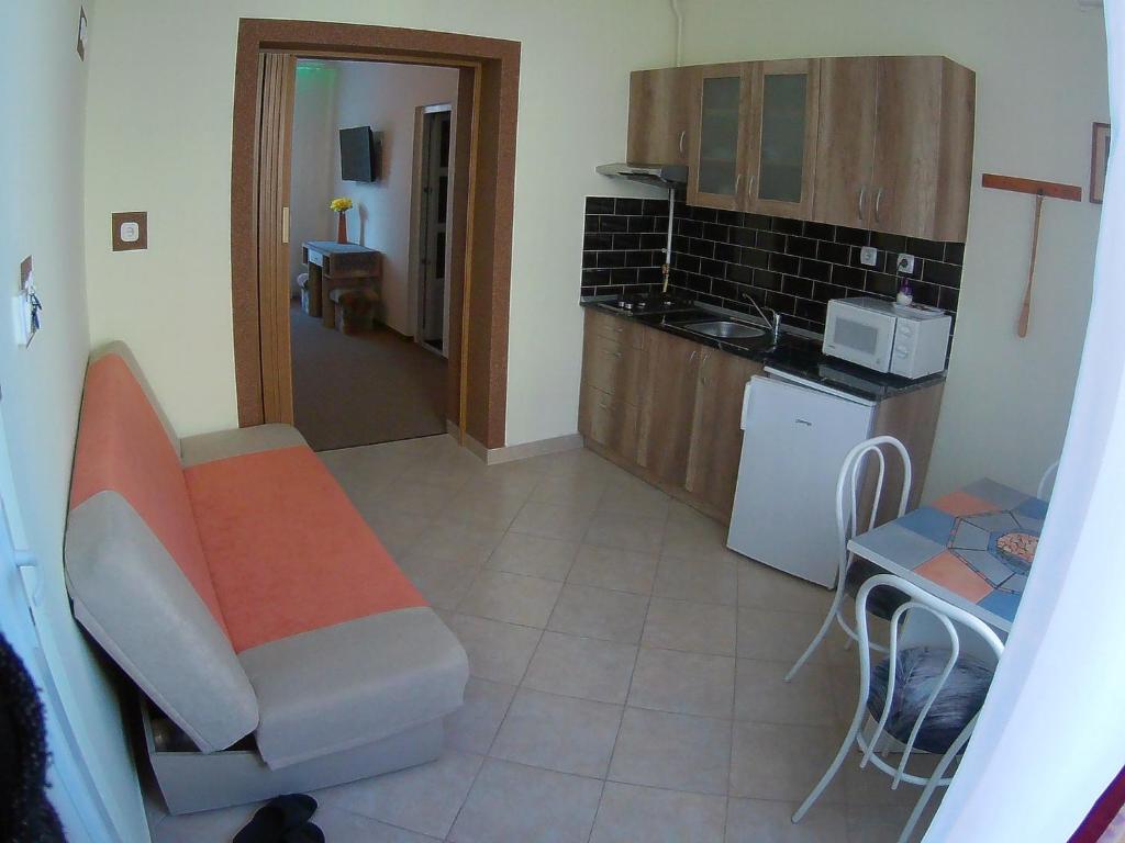 Kuchyň nebo kuchyňský kout v ubytování Szlavi Apartman