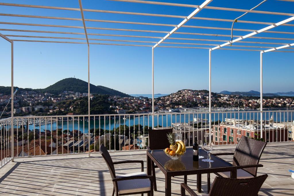 patio con mesa y sillas en el balcón en Apartment Jasna, en Dubrovnik