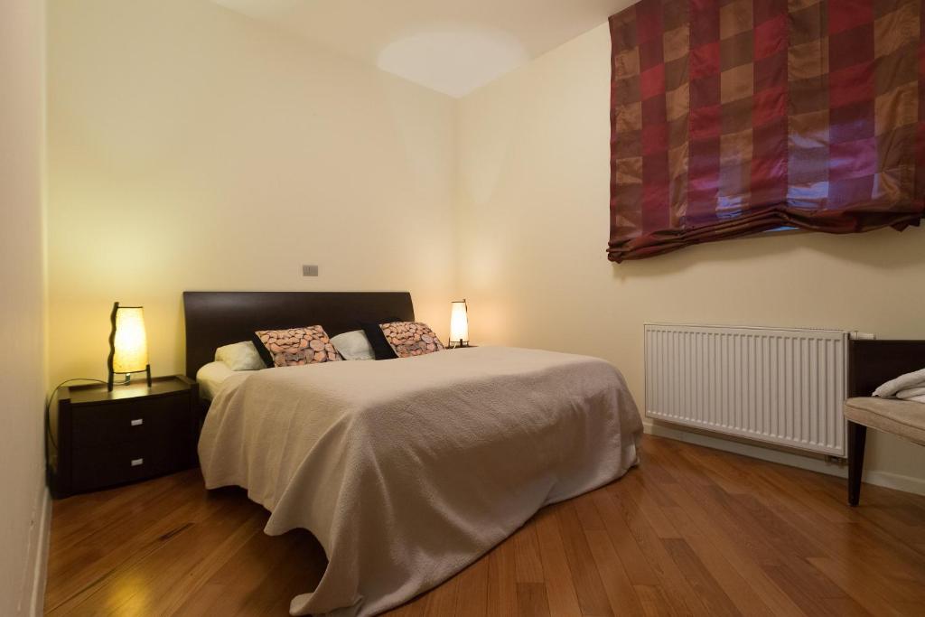 1 dormitorio con 1 cama con 2 almohadas en Apartments City Wellness Center, en Zagreb