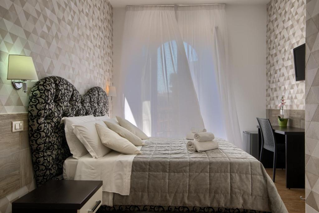 ローマにあるDomus Pietro Innのベッドルーム1室(テディベア付きのベッド1台付)