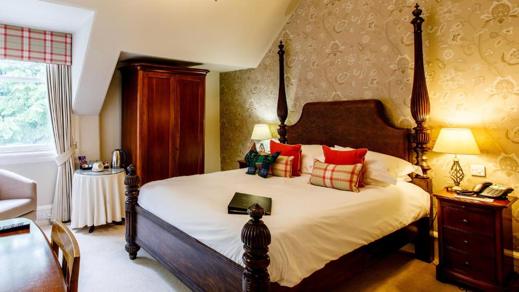 Postel nebo postele na pokoji v ubytování Tor-Na-Coille Hotel