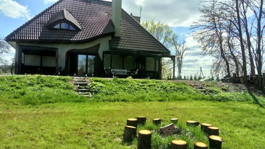 une petite maison au-dessus d'un champ verdoyant dans l'établissement Chillout-House, à Mińsk Mazowiecki