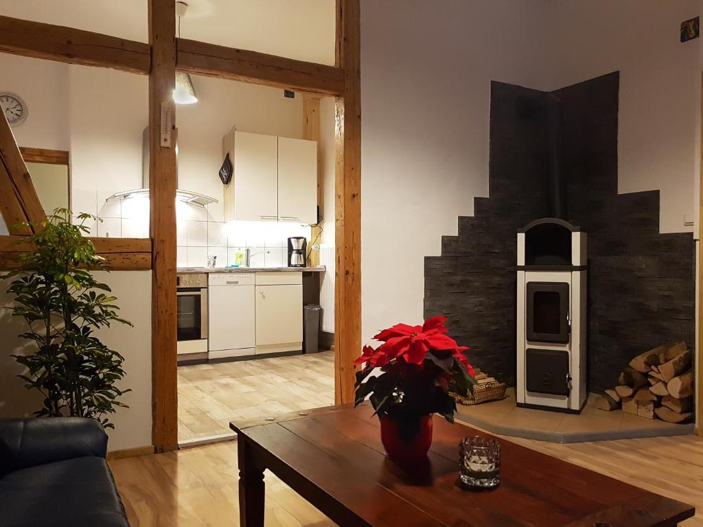 a living room with a table and a kitchen at Ferienwohnung in der Altstadt von Goslar in Goslar