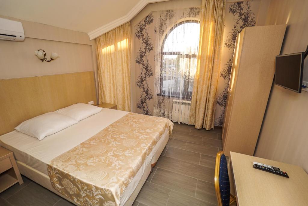 TV a/nebo společenská místnost v ubytování Antika Hotel
