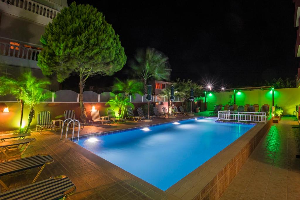 Bazén v ubytování Alea Hotel Apartments nebo v jeho okolí