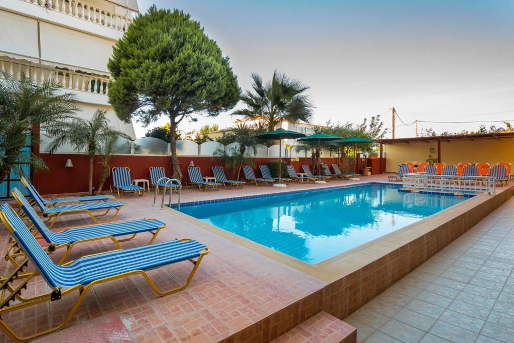 Bazén v ubytování Alea Hotel Apartments nebo v jeho okolí