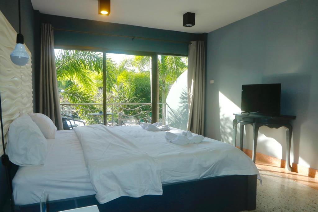 
Pool Side Comfort Room
