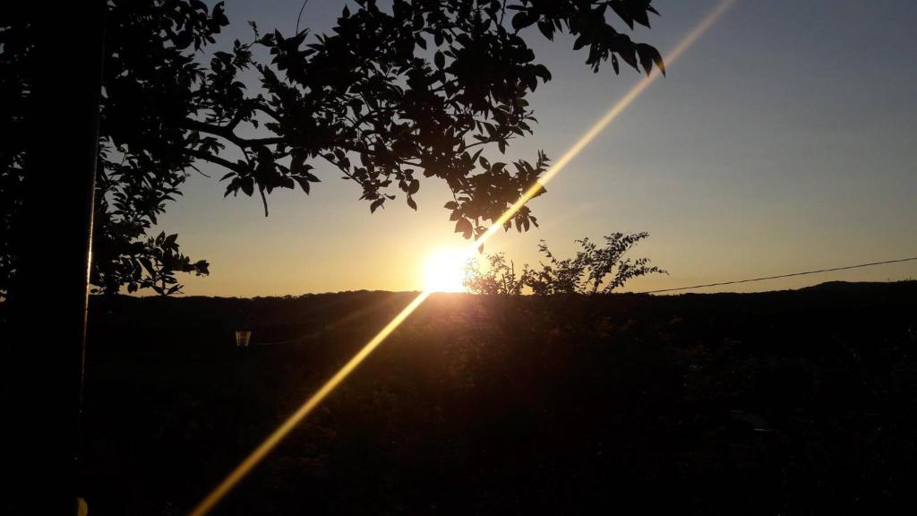 Východ nebo západ slunce při pohledu z bed and breakfast nebo okolí