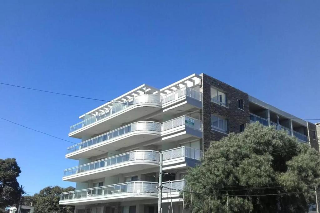 un edificio de apartamentos con balcones en un lateral en Solares De Araus, en Colonia del Sacramento