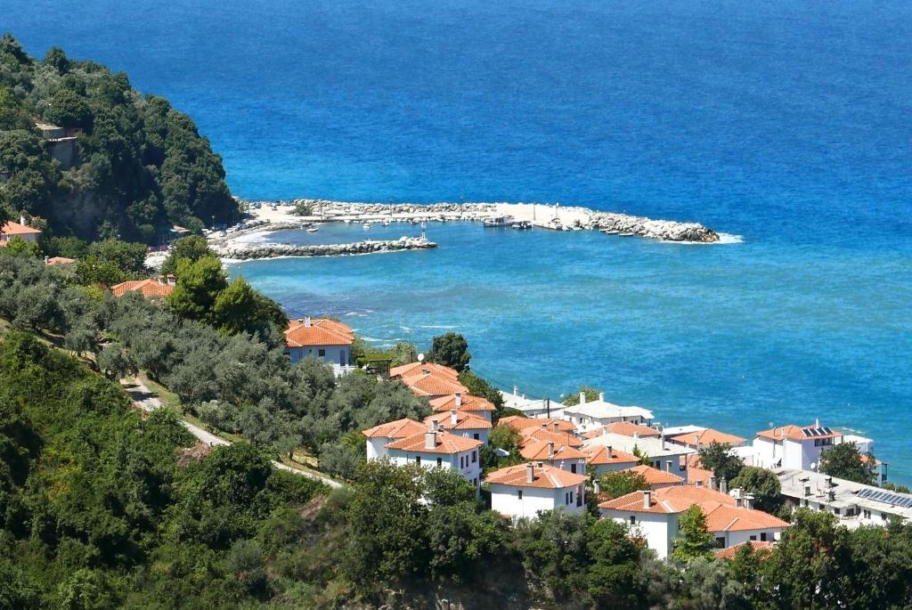 grupa domów na wzgórzu nad oceanem w obiekcie Akro Rooms w mieście Agios Ioannis Pelio