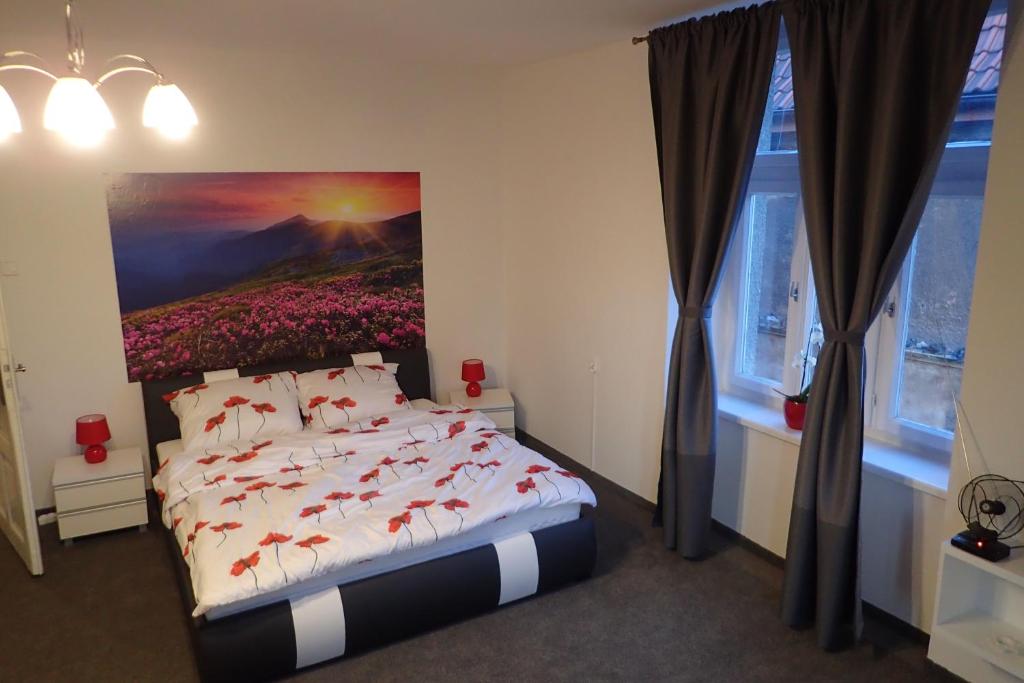 um quarto com uma cama com um quadro na parede em Apartament Aga na Cracóvia