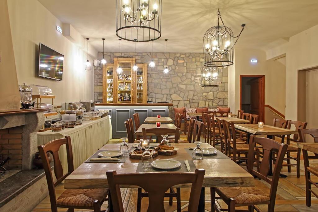 Um restaurante ou outro lugar para comer em Arion Hotel
